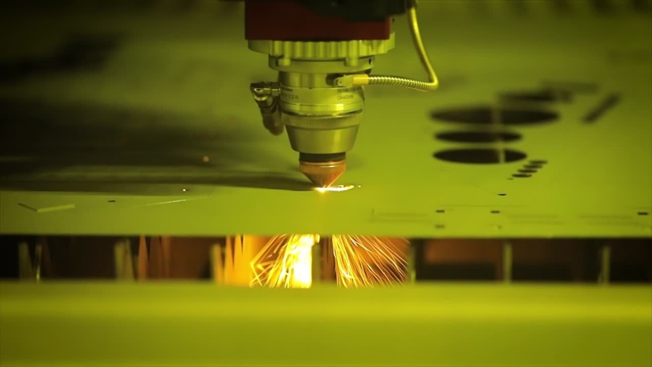corte láser cnc de metal en cámara lenta, tecnología industrial moderna.