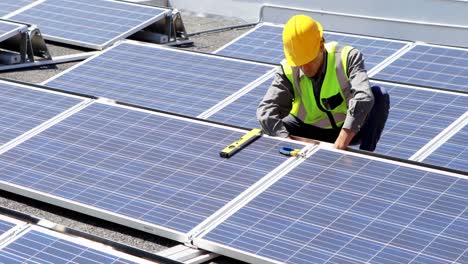 trabajador masculino que trabaja en una estación solar 4k