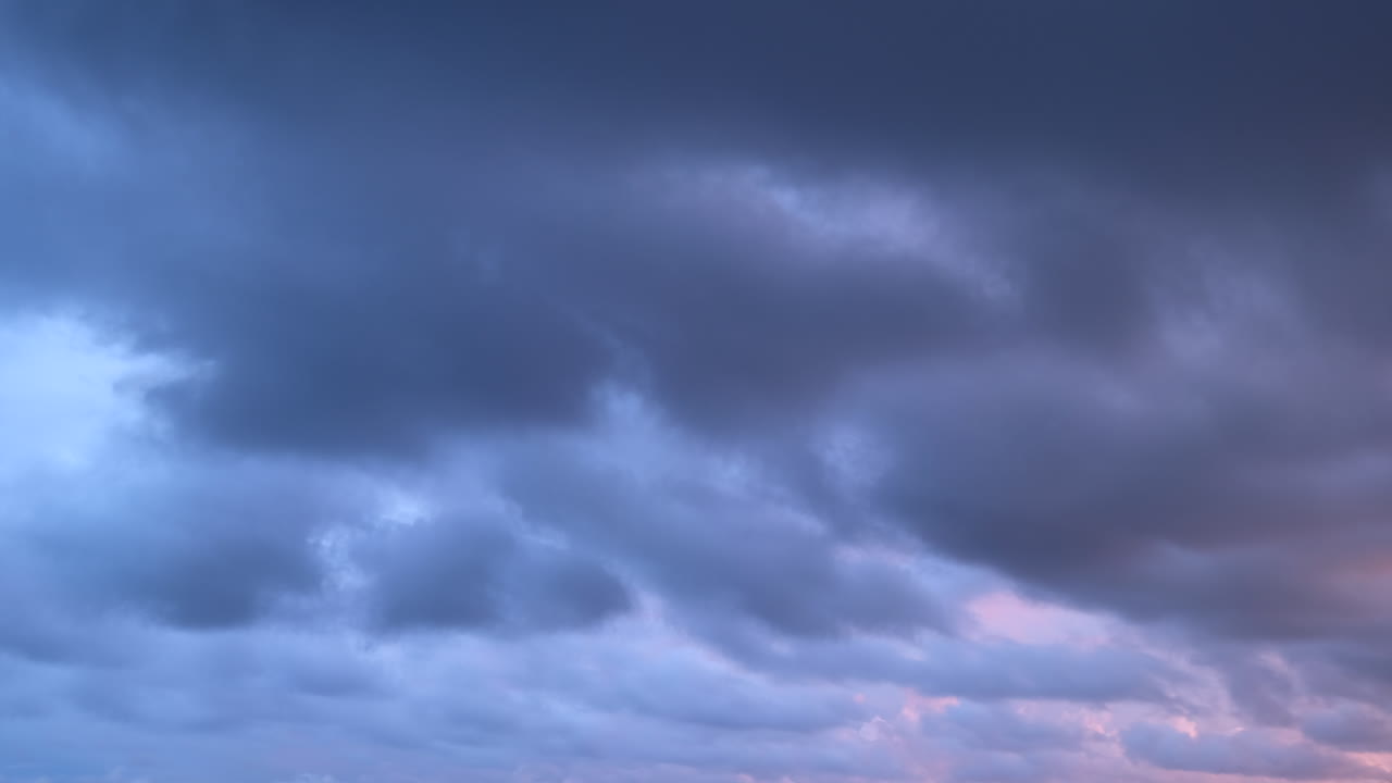 폭풍 구름 timelapse입니다. 흐린 하늘 날씨. 극적인 분위기