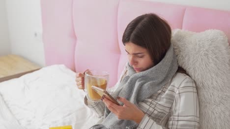 hermosa chica recoge una maleta para vacaciones y nada que ponerse de su armario
