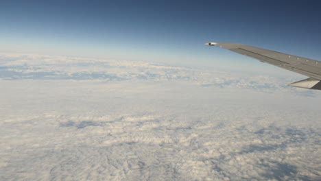 Luftaufnahme-Von-Wolken-Aus-Dem-Flugzeugfenster-Mit-Flügelschuss-In-4k-Hoher-Auflösung