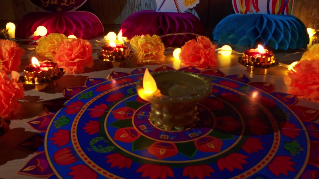 Decorazione tradizionale del festival Diwali con luci e lampade diya