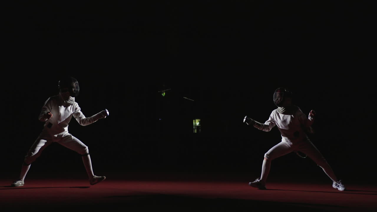 대회 에서 두 명 의 펜싱 선수