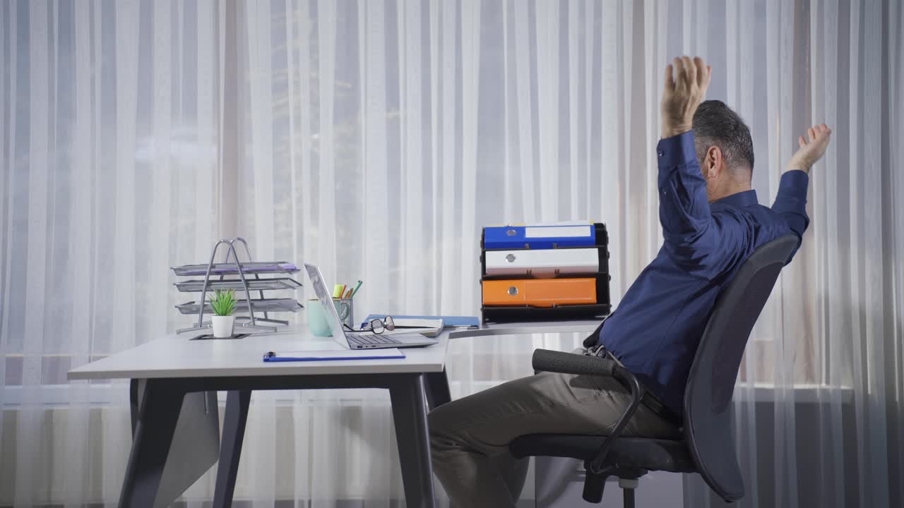 노트북을 사용하는 성숙한 사업가는 좋은 소식을 보고 기 ⁇ 합니다.