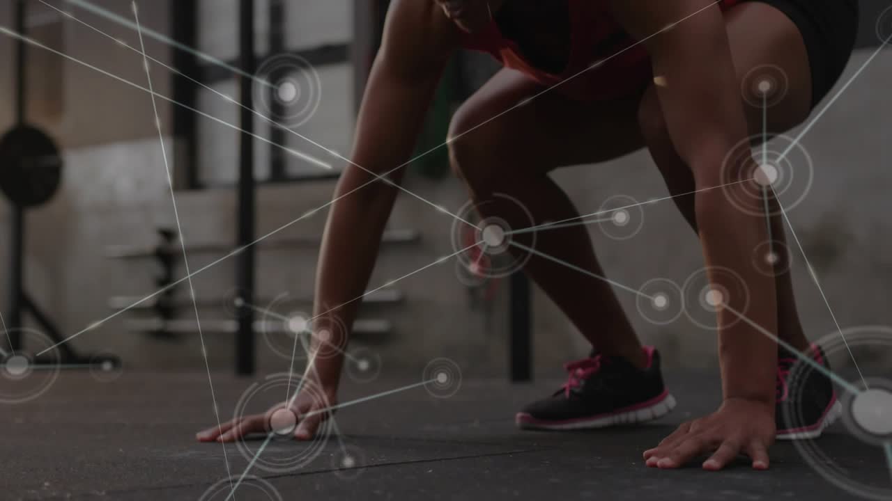 Vertical video: Woman holding plank starting pushup knee drive to jump for fitness, nodes tracking