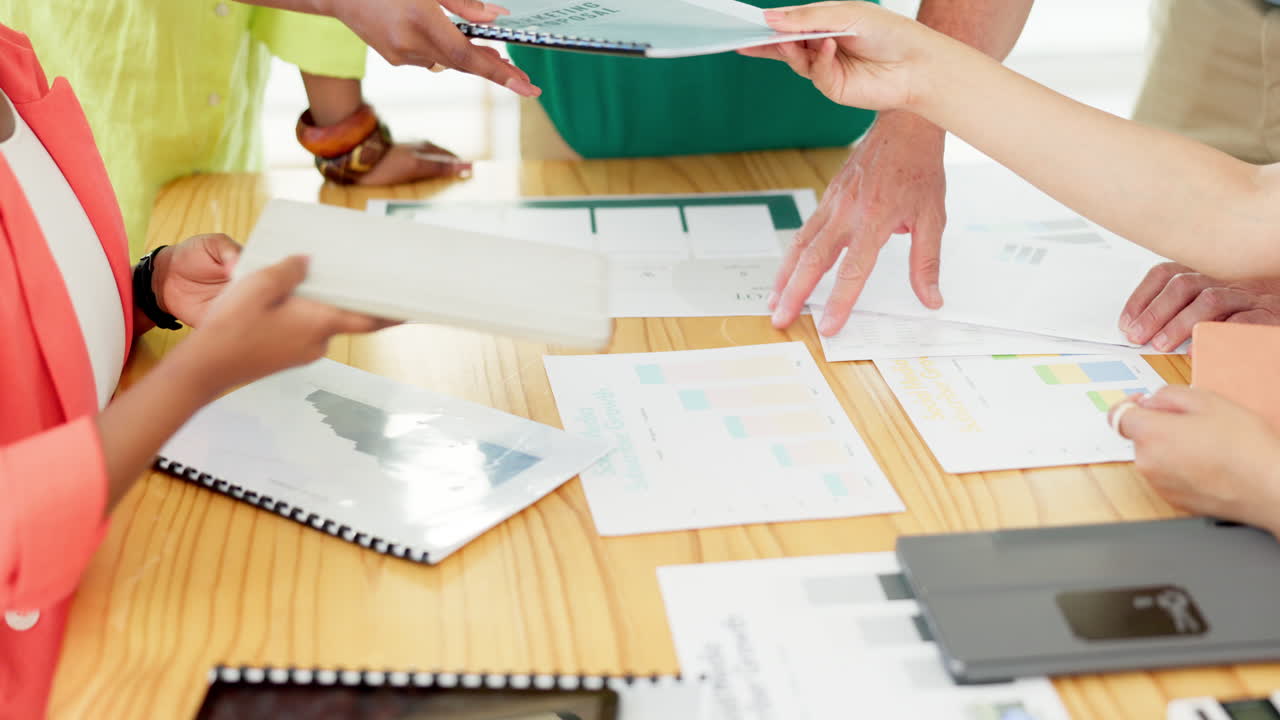 manos, colaboración y documentos con una empresa