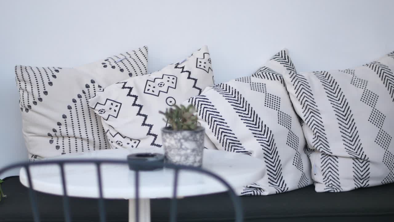 asientos al aire libre con almohadas con patrones