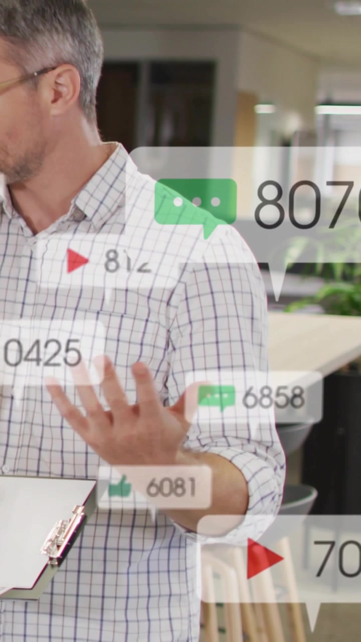 Video vertical: Gerente revisando un portapapeles, con iconos de marketing flotando sobre su torso actualizando cifras.
