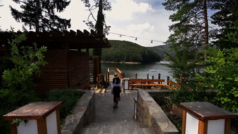 Chica-Rumana-Caminando-Por-El-Puente-Panorámico-Del-Lago---Vista-Trasera