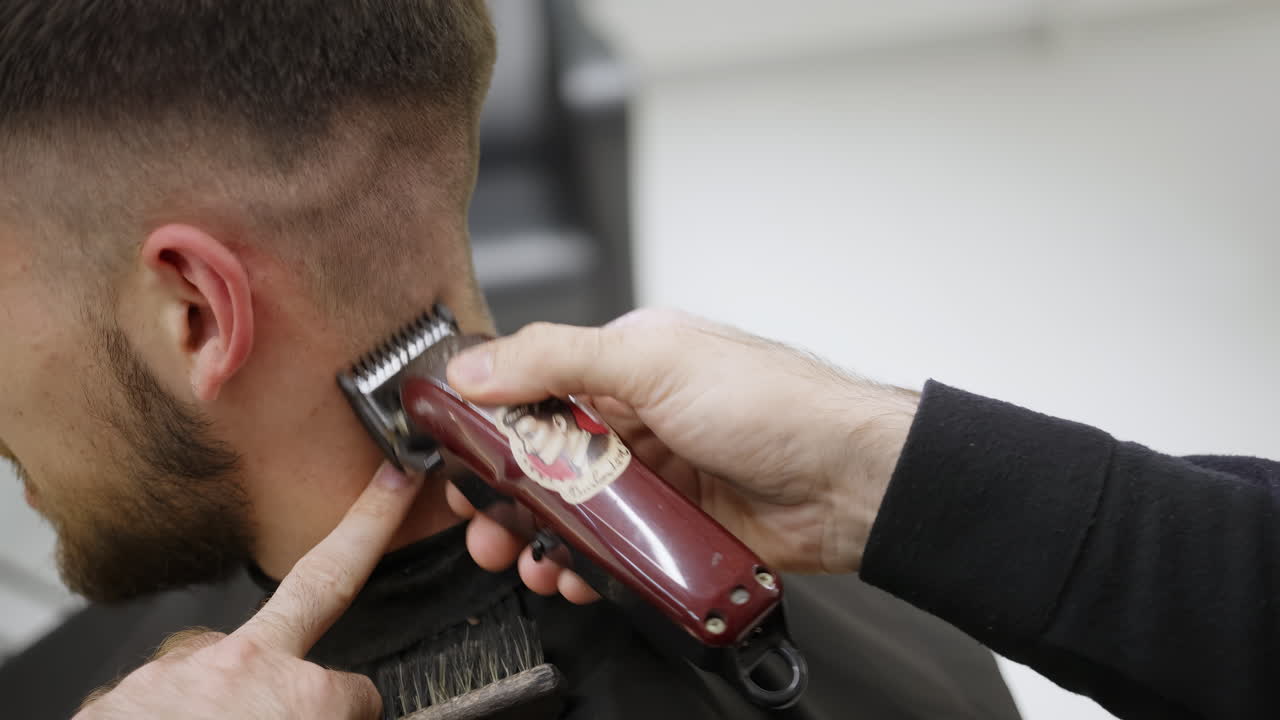 un hombre se corta el cabello en la barbería.