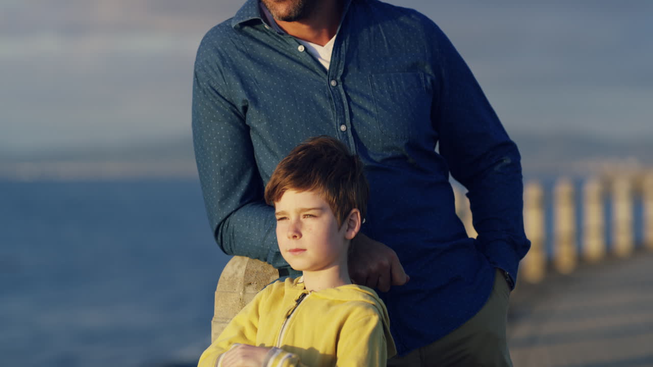 le encanta estar cerca del océano.