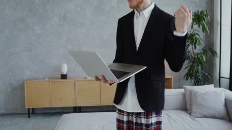 hombre de negocios trabajando desde casa, llamada de video