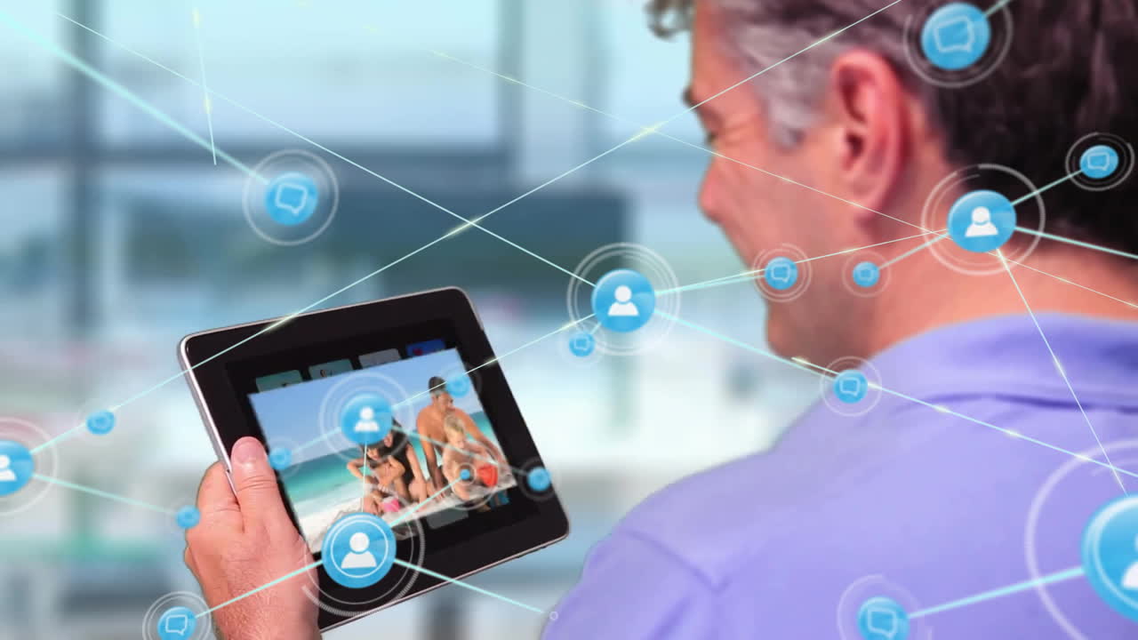 animación de iconos conectados, hombre caucásico viendo video y icono de carrito de compras en tableta digital