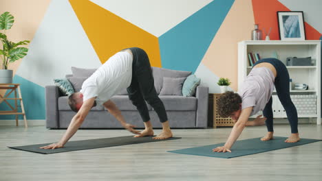 pareja practicando yoga en casa