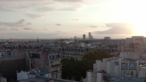 Aufsteigende-Drohnenaufnahme-Von-Ost-Paris-Bei-Sonnenuntergang