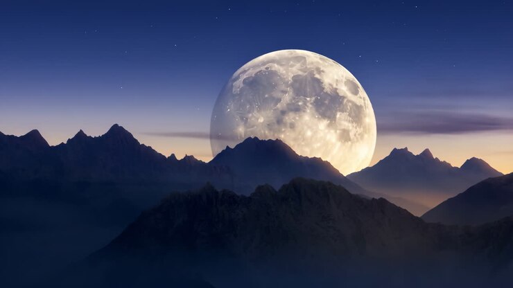 Lua Cheia Nascente Sobre Picos de Montanha à Noite