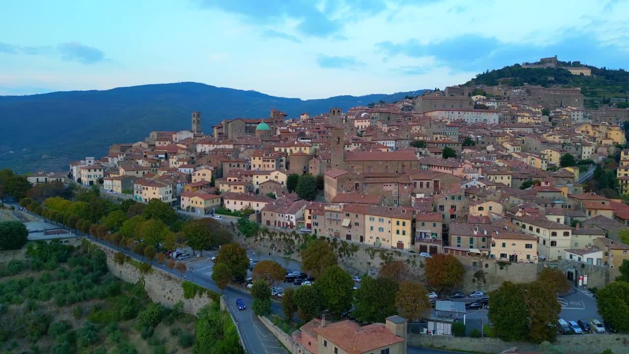 gran vista aérea desde arriba vuelo ciudad histórica de la colina de cortona toscana arezzo italia