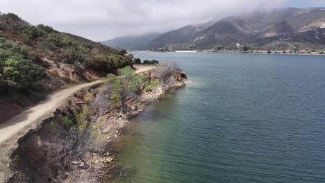 Borde-De-Agua-Del-Embalse-De-Bouquet-Santa-Clarita-California-Panorámica-De-Transporte-Aéreo-60-Fps