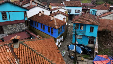 casas antiguas del pueblo otomano de cumalikizik en bursa, turquía - toma aérea