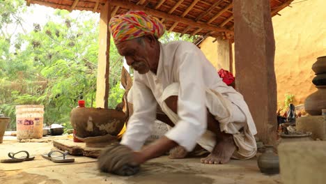 el alfarero en el trabajo hace platos de cerámica. india, rajasthan.