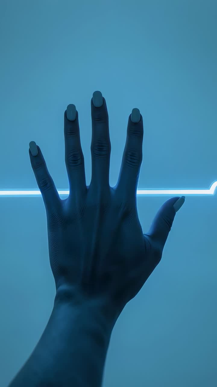 Video verticale: inquadratura di una mano che si alza verso il centro del muro e si allinea al LED blu, mostrando unghie curate