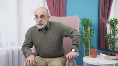 un anciano estresado y triste mirando su reloj.