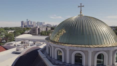 anunciación catedral ortodoxa griega con horizonte de houston en el fondo en un día soleado