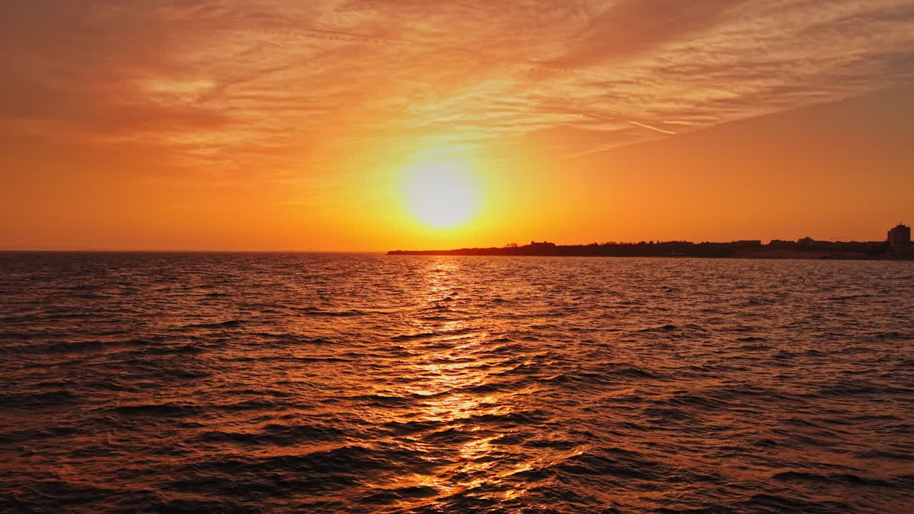 Solnedgang over havet i Nesebar, Bulgarien, der indfanger levende farver