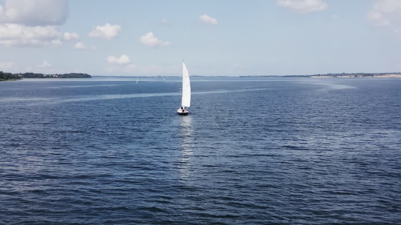 덴마크 의 바다 에서 항해 하는 항해 보트