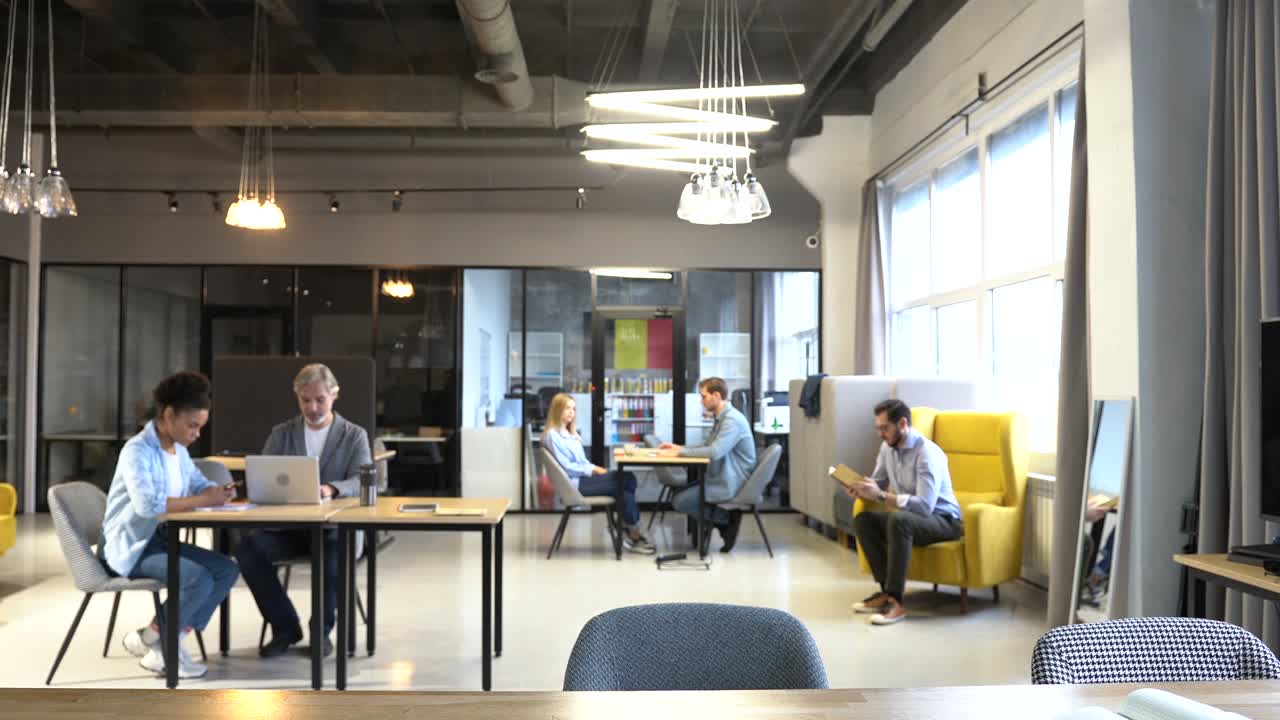 다양한 비즈니스 사람들 회사 직원 그룹 현대적인 큰 사무실 방 오픈 스페이스 인테리어