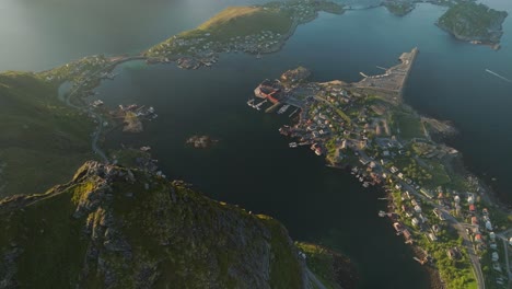 Fjord-Township-In-Norwegen-Von-Hoch-Oben,-Drohnen-FPV-Ansicht