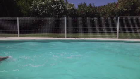 Woman-swimming-crawl-style-in-outdoor-swimming-pool