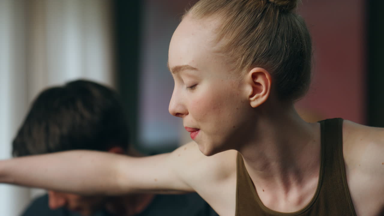 chica deportiva haciendo ejercicios en casa de cerca. pareja haciendo ejercicios para las manos.