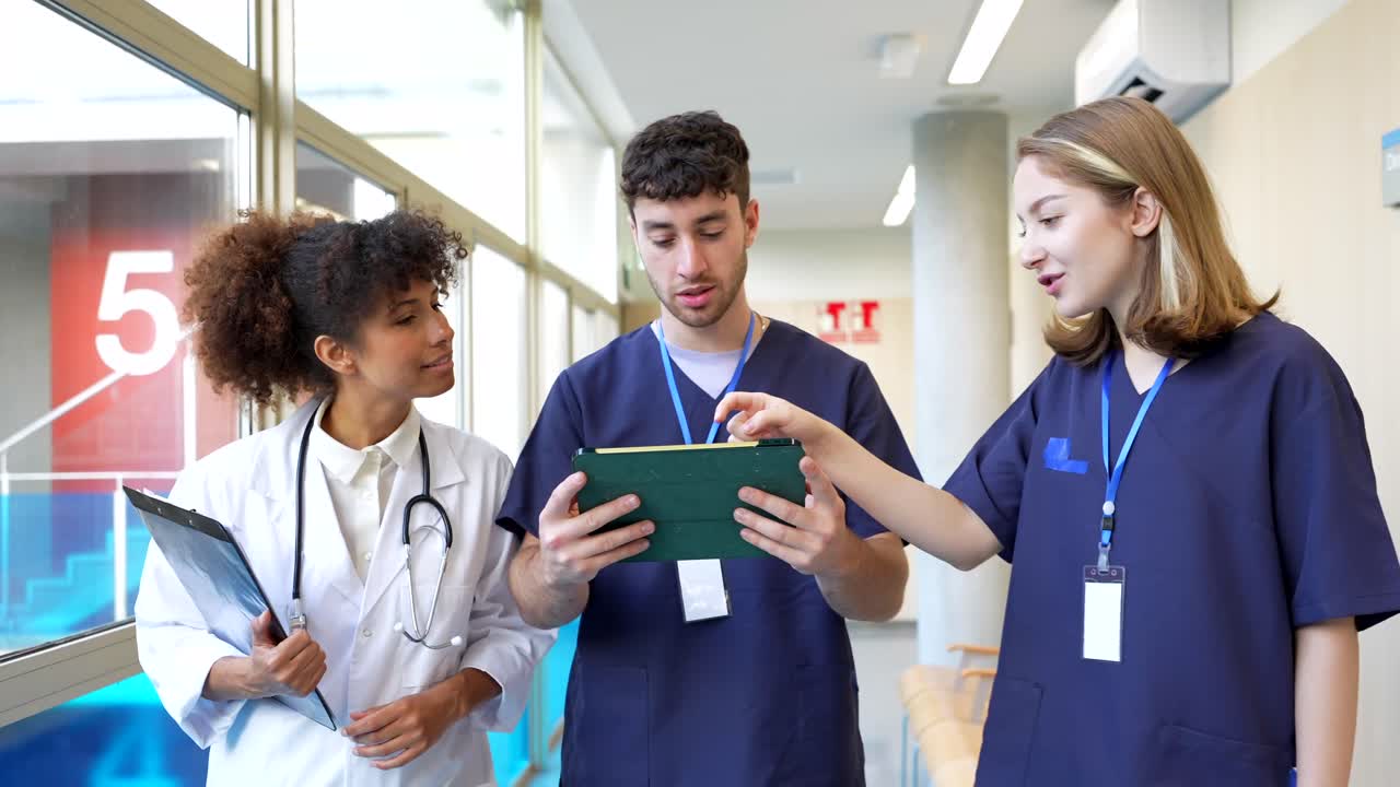Professionisti medici nel corridoio dell'ospedale