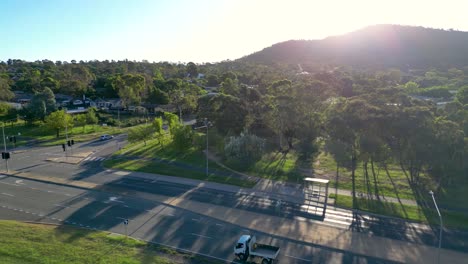 Light-traffic-on-Athllon-Drive-near-Mawson-in-the-ACT,-Canberra,-Australia