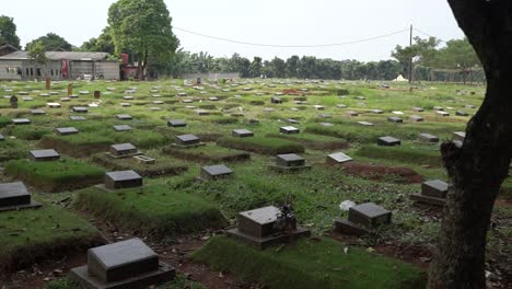 One-of-the-public-cemeteries-in-Pondok-Gede-Jakarta,-the-majority-of-Muslims-in-Indonesia-will-visit-the-cemetery-before-the-fasting-month-of-Ramadan-arrives