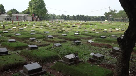 uno de los cementerios públicos en pondok gede yakarta, la mayoría de los musulmanes en indonesia visitarán el cementerio antes de que llegue el mes de ayuno del ramadán.