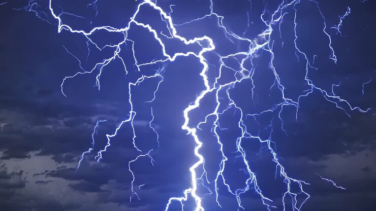 Fulmine che colpisce durante un temporale