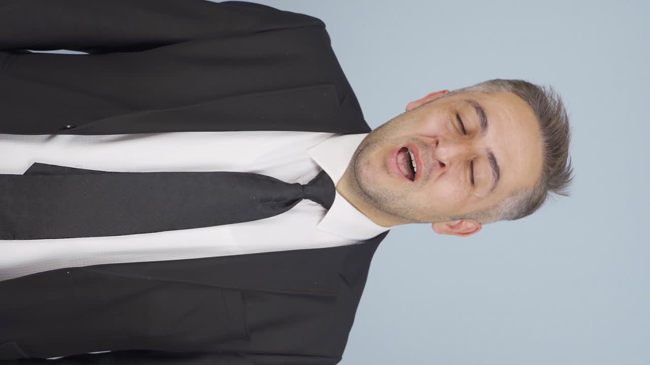 vídeo vertical de un hombre de negocios hablando felizmente a la cámara.