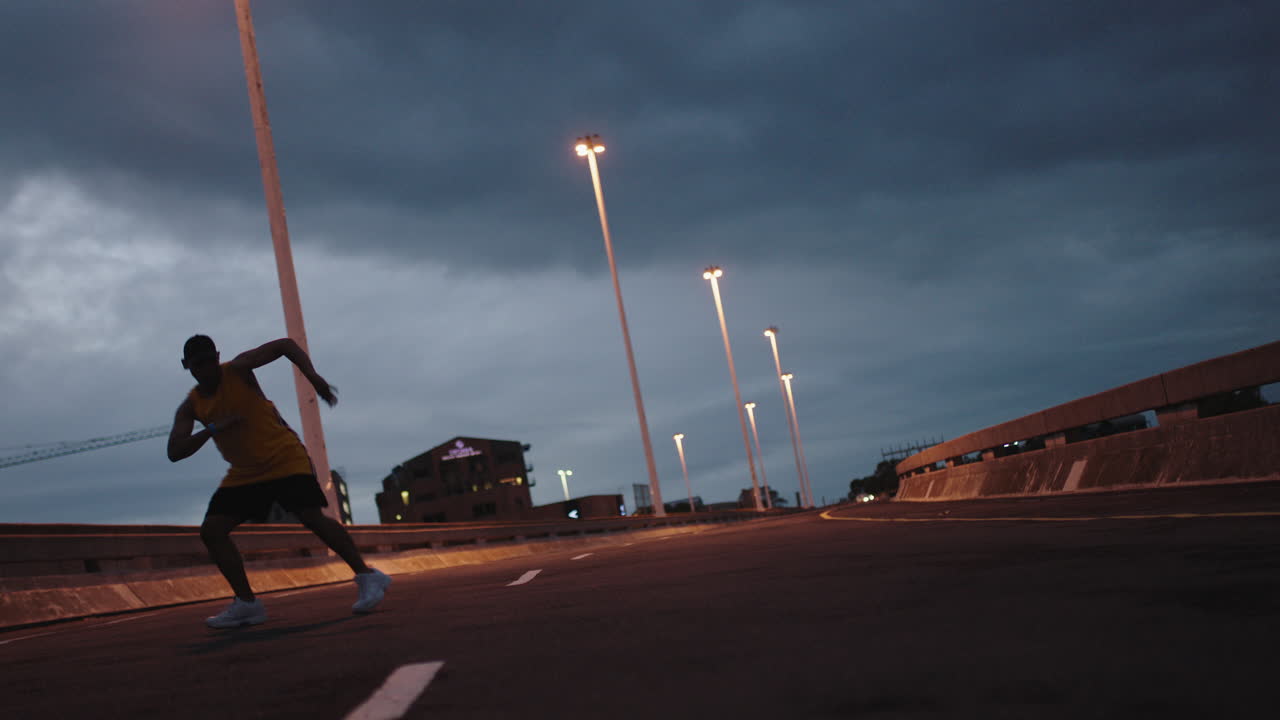 춤추는 남자 젊은 브레이크 댄서 현대  ⁇ 합 댄스 동작을 수행 밤에 도시 거리에서 도시 프리스타일 안무 연습