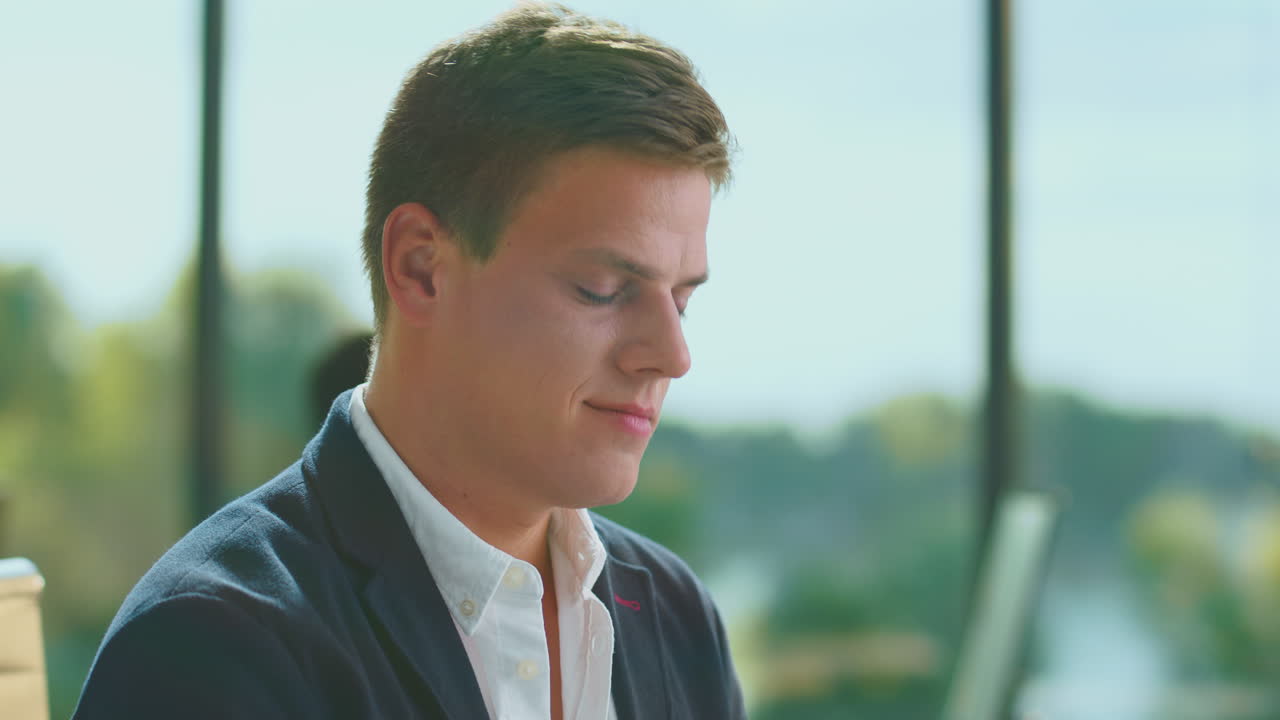 현대 사무실에서 일하는 사업가