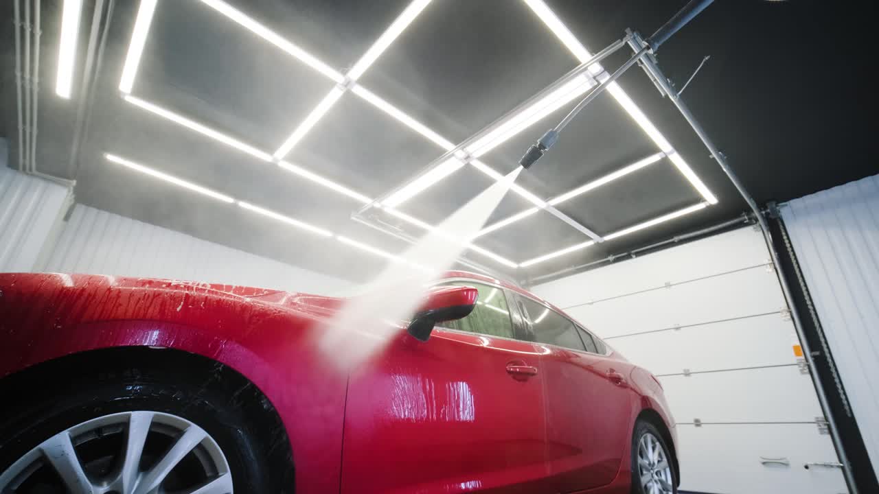 자동차 세탁: 거품과 고압 물로 청소.