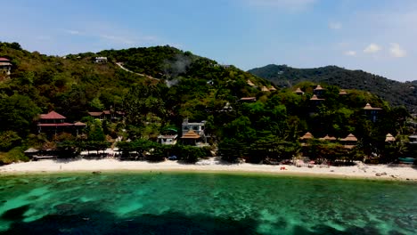 Panorámica-De-Arriba-A-Abajo-Y-Avanzando-Lentamente-Hacia-La-Playa-De-Sai-Daeng,-Un-Resort-De-Playa-Privado-En-La-Isla-De-Koh-Tao,-En-La-Provincia-De-Surat-Thani,-En-Tailandia