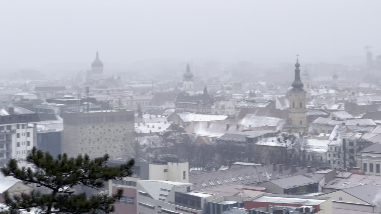 안개로 둘러싸인 겨울의 흐리고 우울한 날에 보이는 cluj napoca 도시