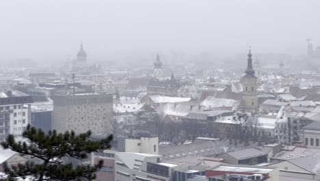 Ciudad-De-Cluj-Napoca-Vista-En-Un-Día-Nublado-Y-Sombrío-En-Invierno,-Rodeada-De-Niebla