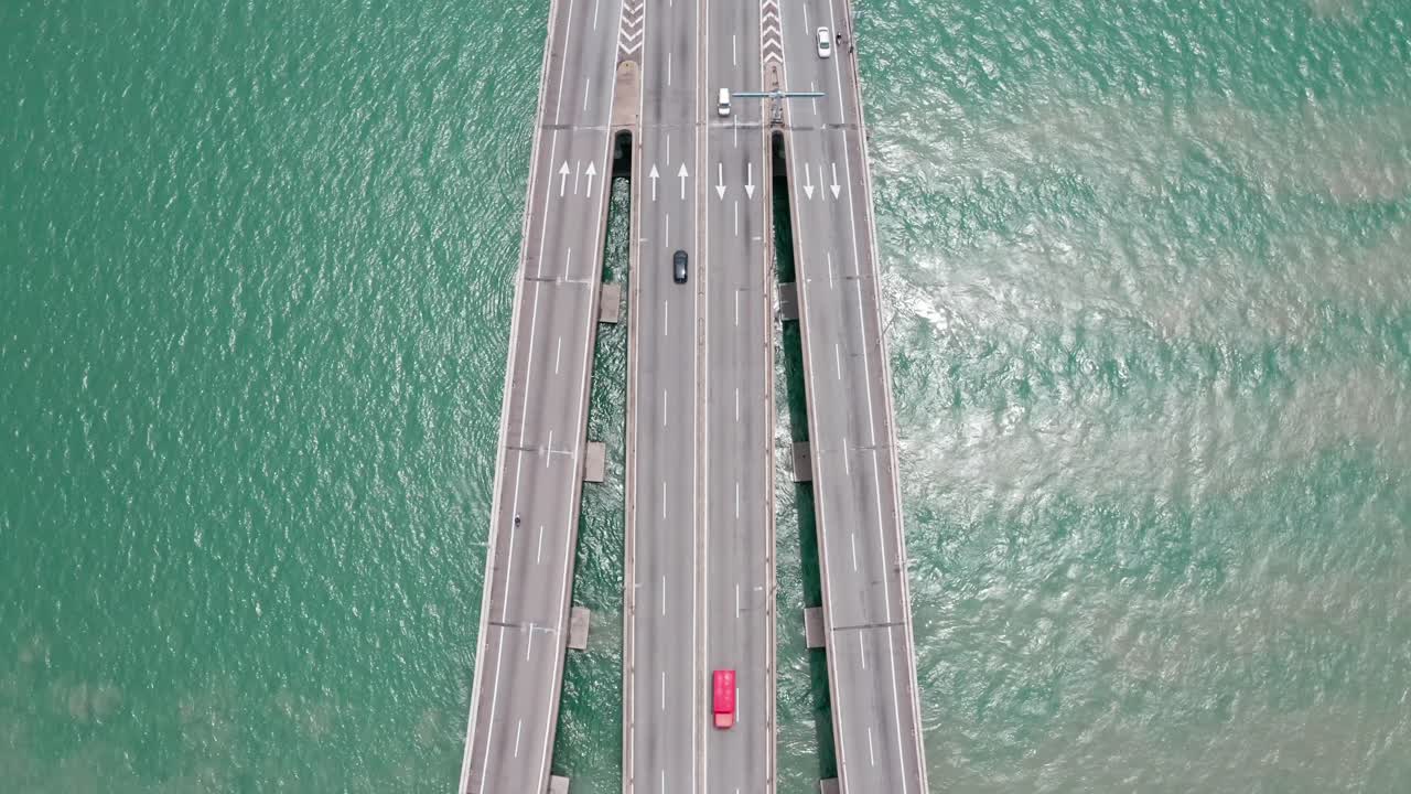 양방향 교통이 있는 페낭 교량 말레이시아 교통 차선의 공중 표면 전망, 무인 항공기 조감도가 위로 기울어집니다.