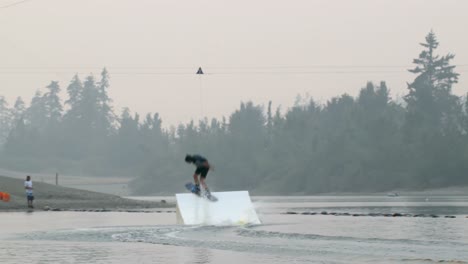 Kaukasischer-Junger-Mann-Macht-Tricks-Auf-Dem-Wakeboard-Im-Stadtsee-4k