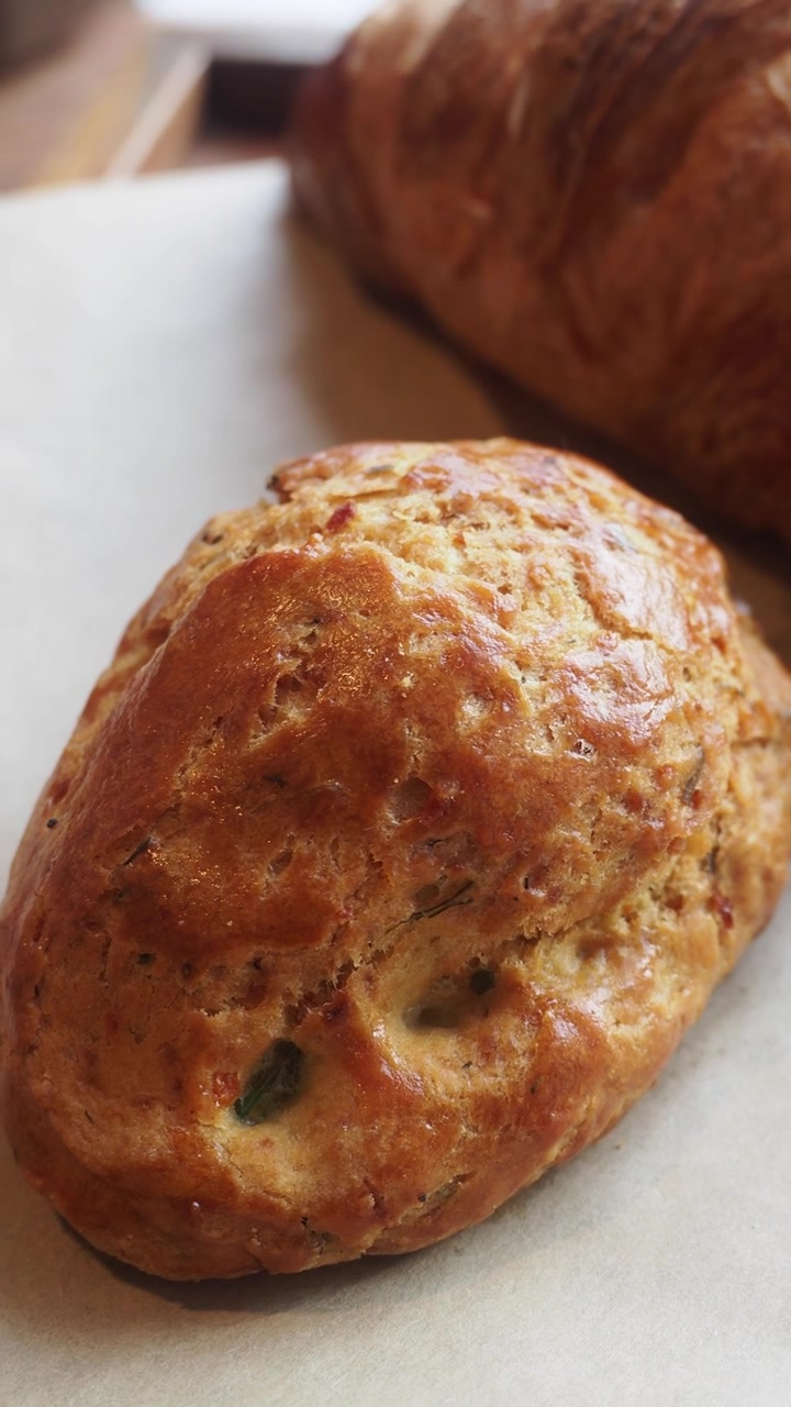 Scone salato e croissant appena sfornati su carta da forno