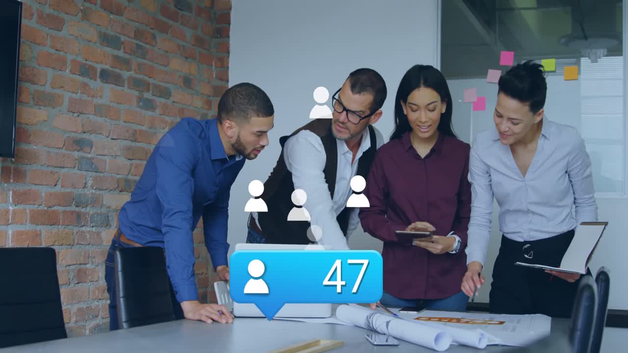 animación del icono del perfil con un número creciente de personas de negocios diversas que discuten en la oficina.
