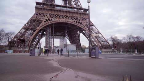 paisaje de la torre eiffel en parís con una versión dorada en miniatura en primer plano, turismo en francia